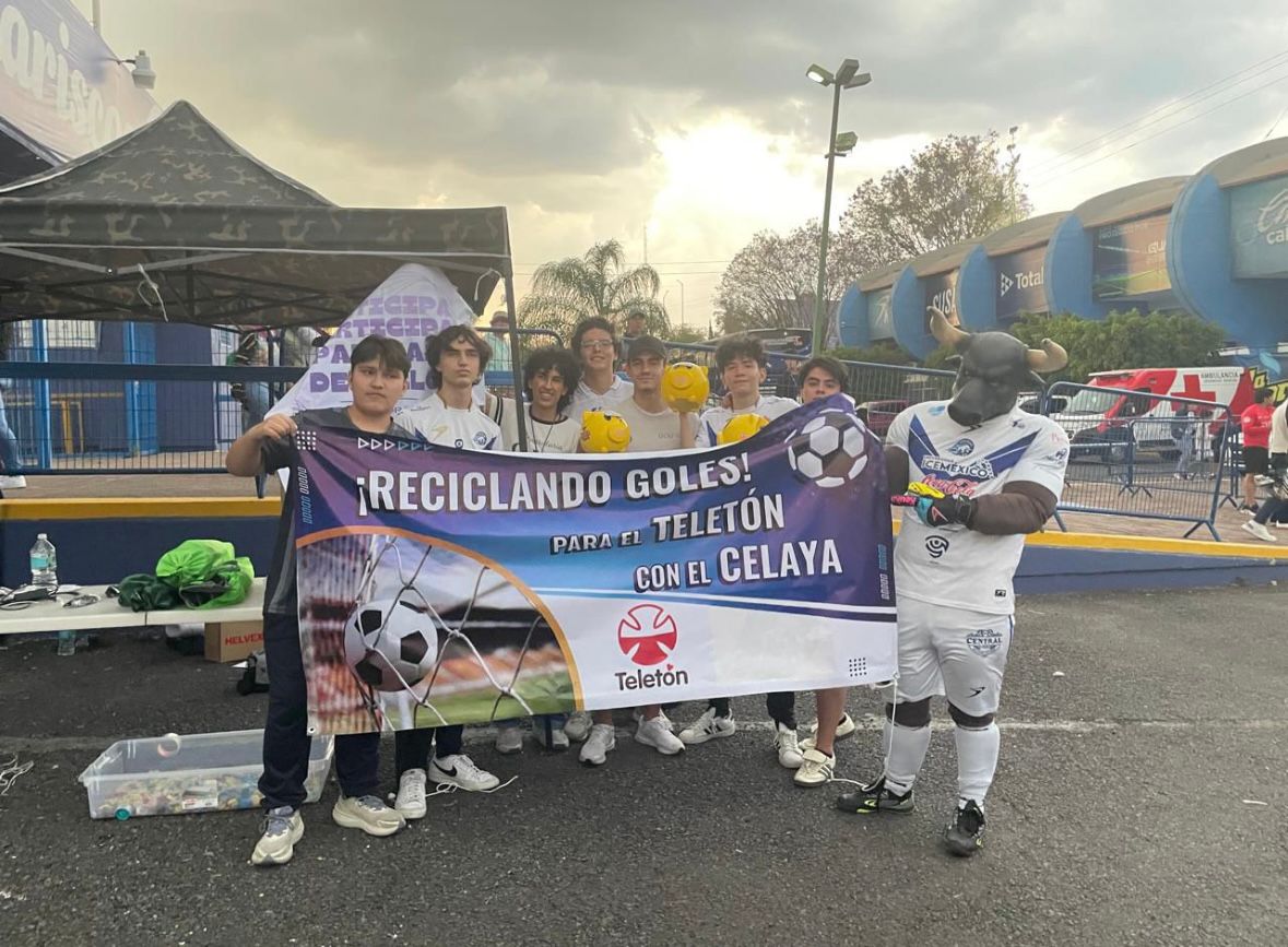 Equipo de Reciclando Goles con manta de la campaña junto al Celaya